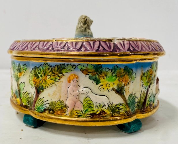 Boite couverte en faience polychrome XX siècle