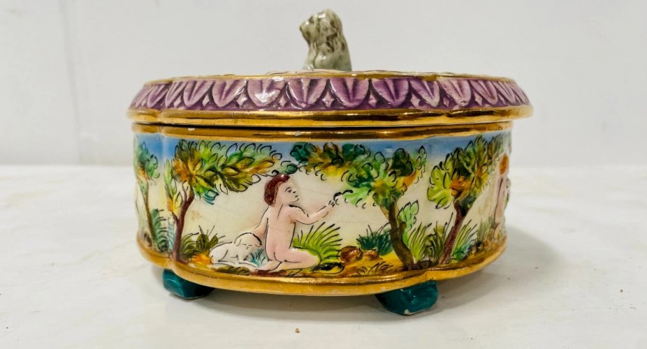Boite couverte en faience polychrome XX siècle
