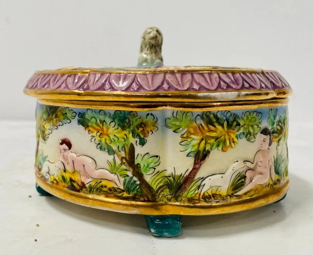 Boite couverte en faience polychrome XX siècle