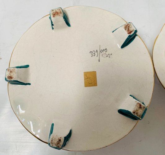 Boite couverte en faience polychrome XX siècle