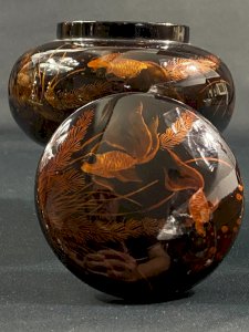 Boite couverte tripode en bois à décor laqué aux carpes Vietnam signé Minh-Thanh