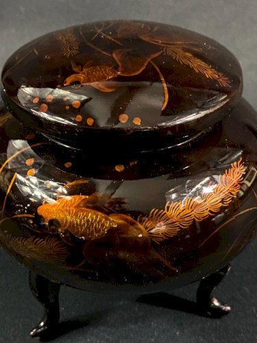 Boite couverte tripode en bois à décor laqué aux carpes Vietnam signé Minh-Thanh