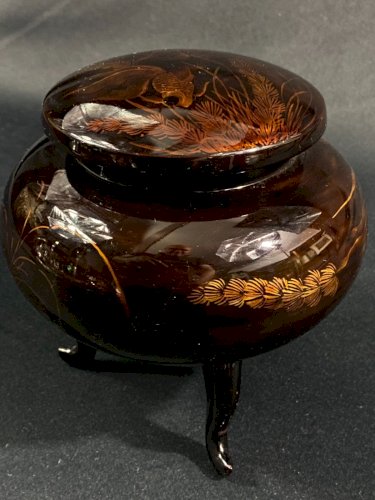 Boite couverte tripode en bois à décor laqué aux carpes Vietnam signé Minh-Thanh