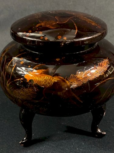 Boite couverte tripode en bois à décor laqué aux carpes Vietnam signé Minh-Thanh