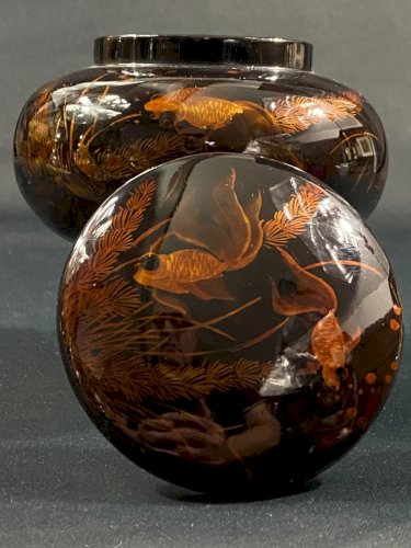 Boite couverte tripode en bois à décor laqué aux carpes Vietnam signé Minh-Thanh