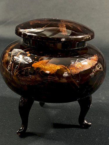 Boite couverte tripode en bois à décor laqué aux carpes Vietnam signé Minh-Thanh