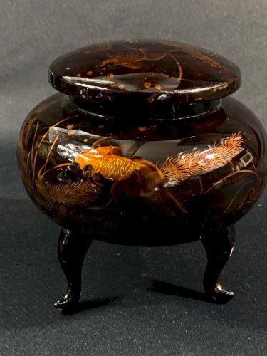Boite couverte tripode en bois à décor laqué aux carpes Vietnam signé Minh-Thanh