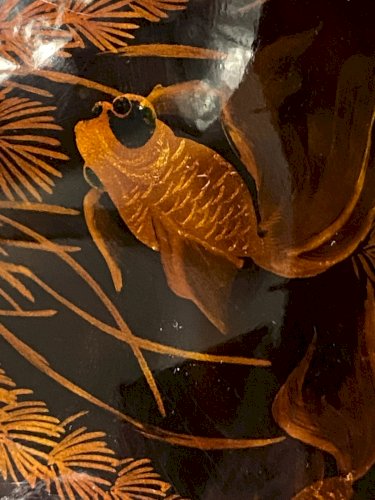 Boite couverte tripode en bois à décor laqué aux carpes Vietnam signé Minh-Thanh