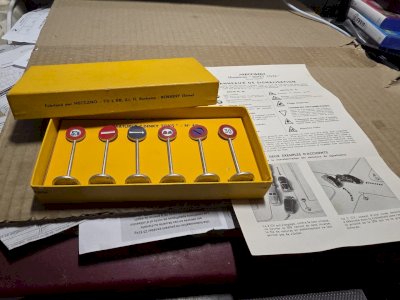 Boite de 6 panneaux de signalisation Ville - Dinky Toys France 40, 1952/59 - TBE