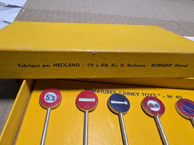 Boite de 6 panneaux de signalisation Ville - Dinky Toys France 40, 1952/59 - TBE