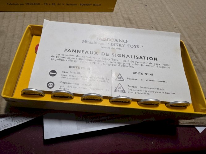 Boite de 6 panneaux de signalisation Ville - Dinky Toys France 40, 1952/59 - TBE