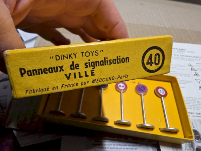Boite de 6 panneaux de signalisation Ville - Dinky Toys France 40, 1952/59 - TBE