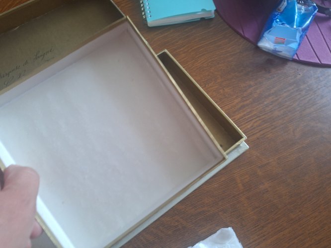 Boîte de rangement réception avec ses serviettes de table inclus