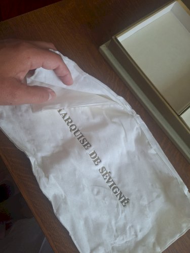 Boîte de rangement réception avec ses serviettes de table inclus