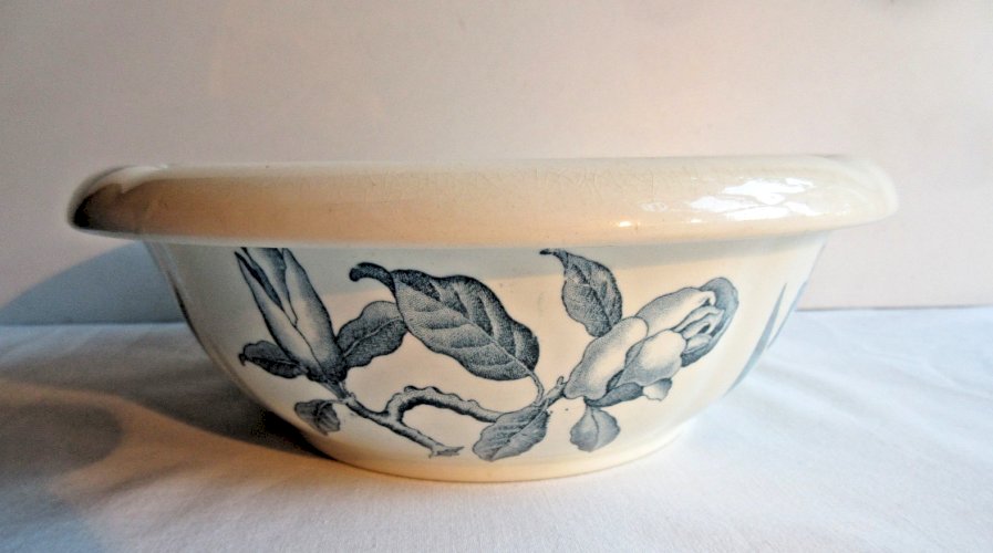 Boite de toilette à éponge, céramique aux Iris gris-bleu, signé BFK, Magnolia