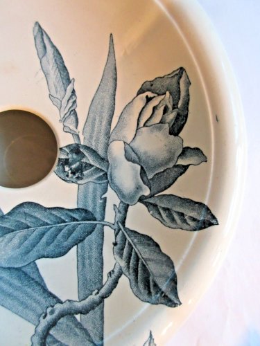 Boite de toilette à éponge, céramique aux Iris gris-bleu, signé BFK, Magnolia