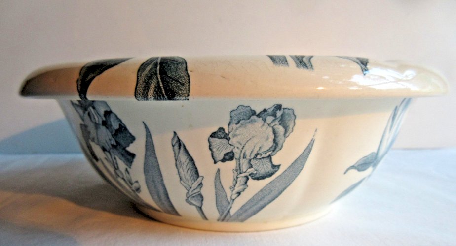 Boite de toilette à éponge, céramique aux Iris gris-bleu, signé BFK, Magnolia