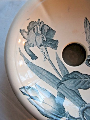 Boite de toilette à éponge, céramique aux Iris gris-bleu, signé BFK, Magnolia