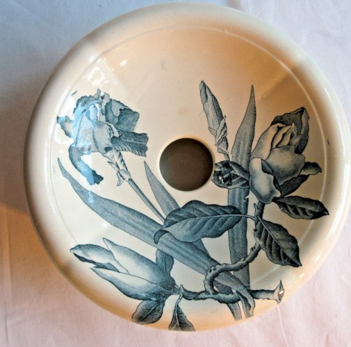 Boite de toilette à éponge, céramique aux Iris gris-bleu, signé BFK, Magnolia