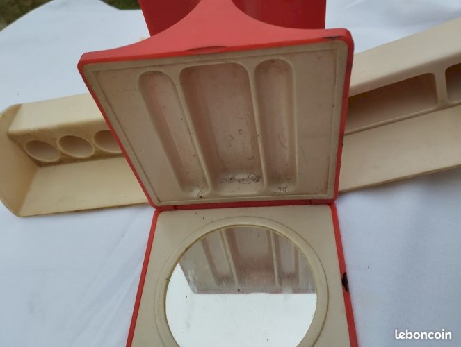 Boîte de voyage maquillage vintage années 70 – Made in Japon – plastique dur – rare orange et beige – très bel état