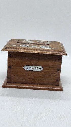 BOITE DISTIBUTEUR DE CIGARETTES SAIGON 1946 EN BOIS ET NACRE