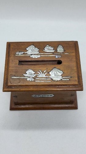 BOITE DISTIBUTEUR DE CIGARETTES SAIGON 1946 EN BOIS ET NACRE