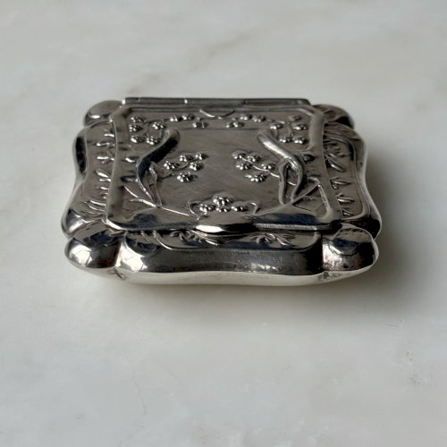 Boite en argent Art Nouveau 1900 décor de végétaux M3970