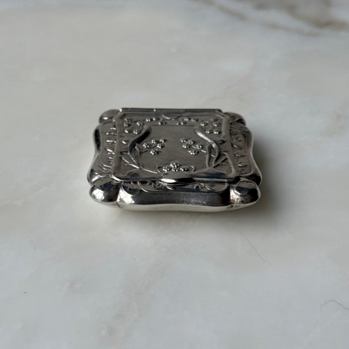 Boite en argent Art Nouveau 1900 décor de végétaux M3970
