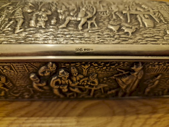 Boite en argent massif signée 