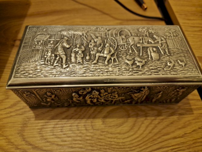 Boite en argent massif signée 