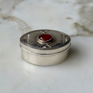 Boite en argent ornementée d'un cabochon en ambre M3967