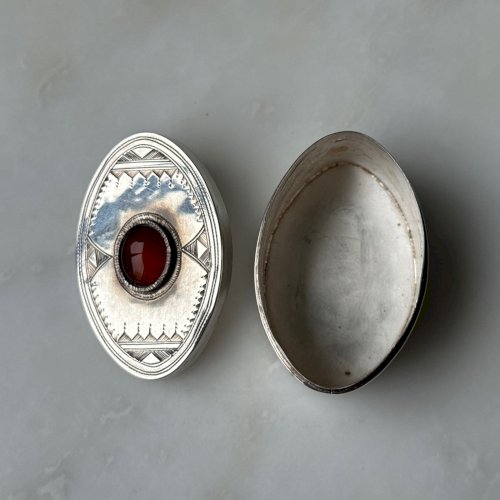 Boite en argent ornementée d'un cabochon en ambre M3967