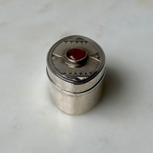 Boite en argent ornementée d'un cabochon en ambre M3967
