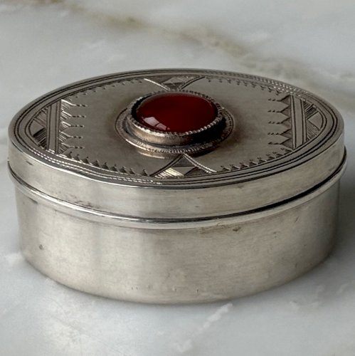 Boite en argent ornementée d'un cabochon en ambre M3967