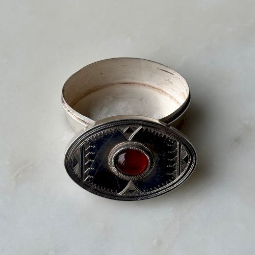 Boite en argent ornementée d'un cabochon en ambre M3967
