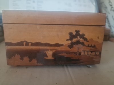 boîte en bois ancienne.Distributeur de cigarettes