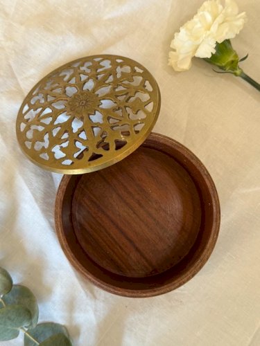 Boîte en bois couvercle doré vintage