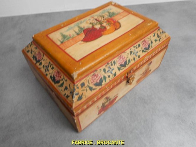 BOITE EN BOIS DECOREE DE SUJETS INDOUS