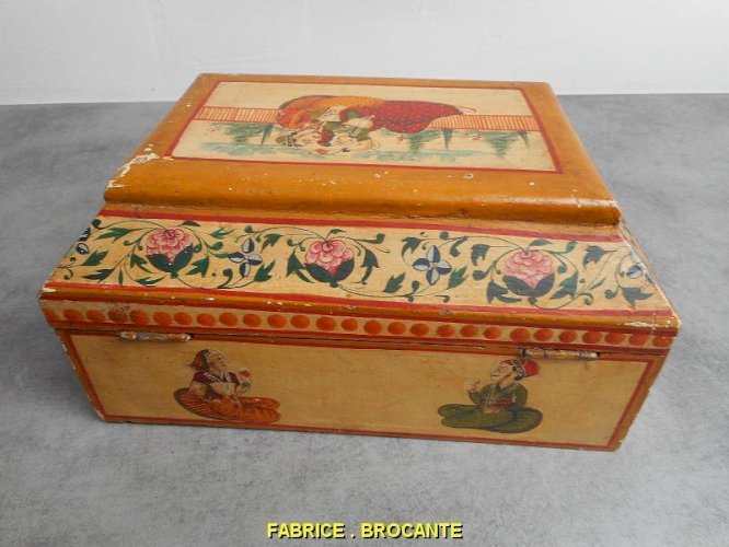 BOITE EN BOIS DECOREE DE SUJETS INDOUS