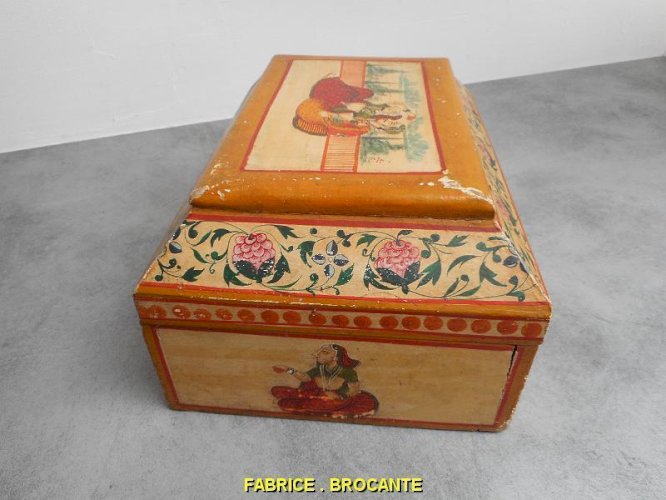 BOITE EN BOIS DECOREE DE SUJETS INDOUS