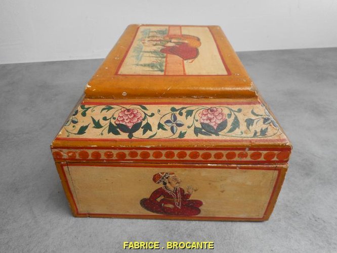 BOITE EN BOIS DECOREE DE SUJETS INDOUS