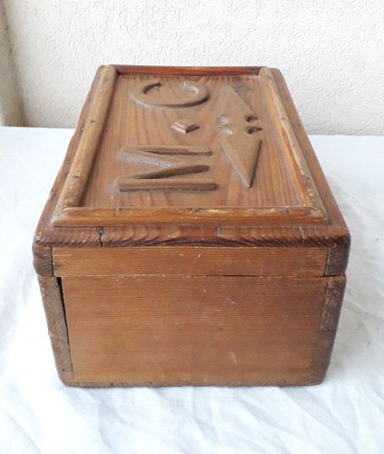 Boite en bois M C