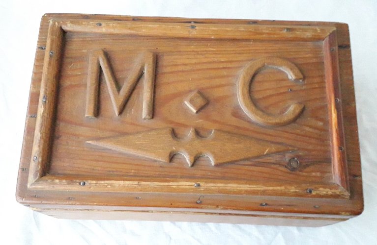 Boite en bois M C