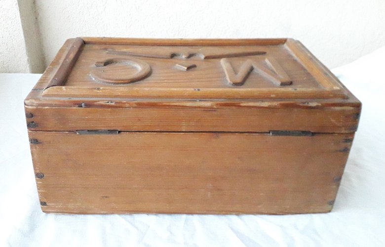 Boite en bois M C