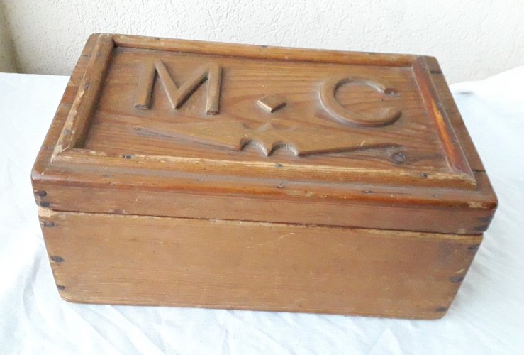 Boite en bois M C