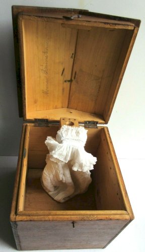 Boite en bois pour le transport des coiffes + coiffe ancienne blanche, XIXème