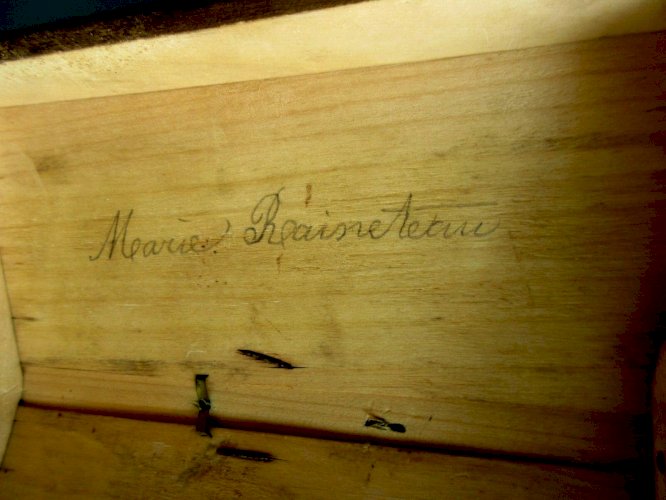 Boite en bois pour le transport des coiffes + coiffe ancienne blanche, XIXème