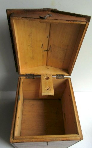 Boite en bois pour le transport des coiffes + coiffe ancienne blanche, XIXème