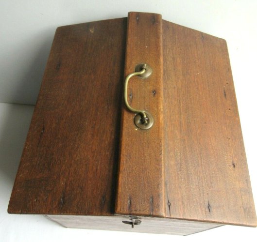 Boite en bois pour le transport des coiffes + coiffe ancienne blanche, XIXème