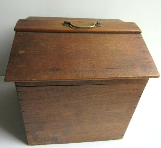 Boite en bois pour le transport des coiffes + coiffe ancienne blanche, XIXème